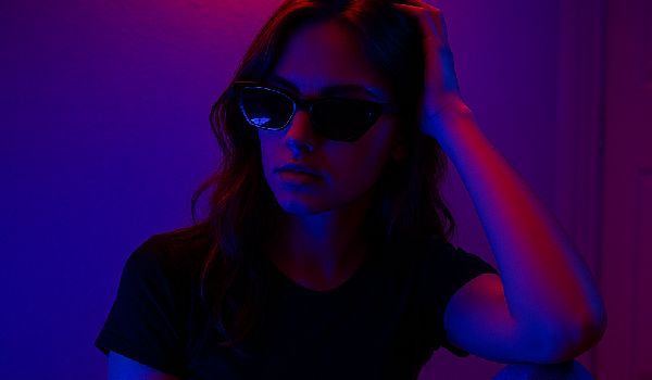 ژست عکاسی دخترانه خفن در خانه