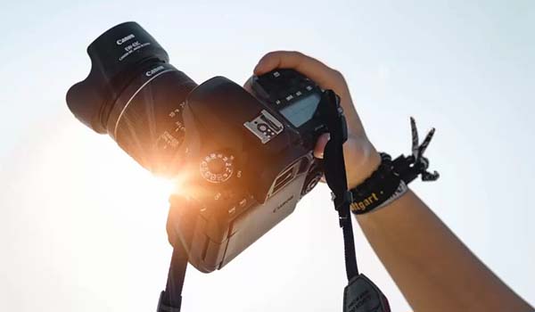 عکاسی حرفه‌ای با بودجه محدود؛ از بدنه و لنز اقتصادی تا نورپردازی هوشمند