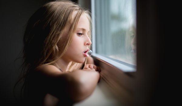 آموزش نورپردازی پرتره در خانه؛ از نور پنجره تا پرتره حرفه‌ای بدون استودیو